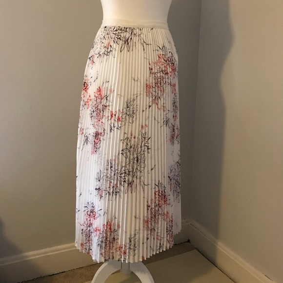 Aritzia Dresses & Skirts - Aritzia Babaton Jude Pleated Skirt